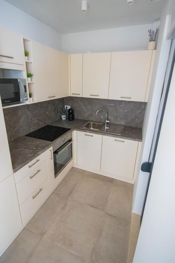 Apartmani Le-Lu Kastela Bagian luar foto
